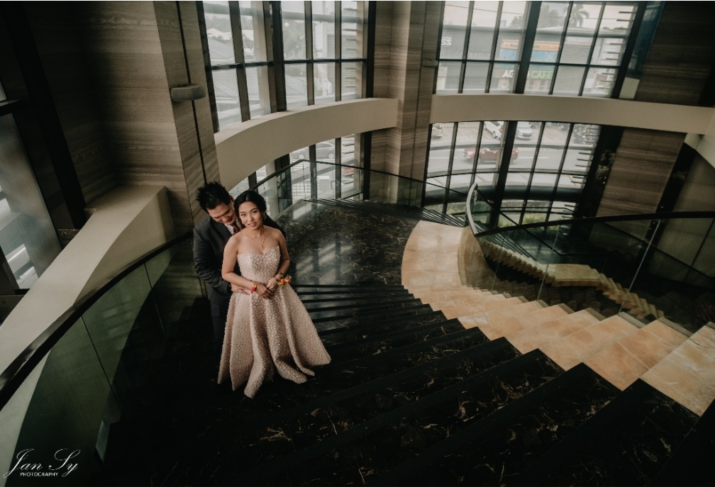 A month after the civil wedding shoot, this one is a Tinghun (Chinese engagement ceremony) event held in Greenhills, I used a wide manual lens for this shot. 